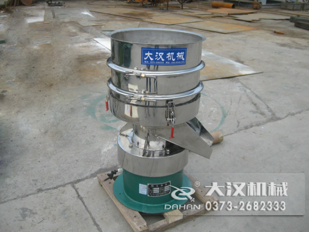 涂料過濾振動(dòng)篩：利用振動(dòng)電機(jī)的振動(dòng)力帶動(dòng)物料在篩網(wǎng)上進(jìn)行篩分，從而利用篩網(wǎng)孔徑的大小不同，完成涂料的分級(jí)，除雜等篩分目的。